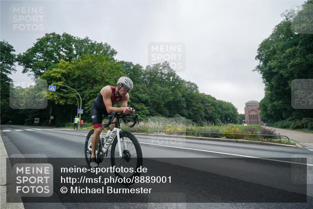 14.09.2025 - Stadtparktriathlon Michael Burmester http://msf.ph/oto/8889001 14.09.2025 09:00:22 Radfahren 334, 335 meine-sportfotos.de