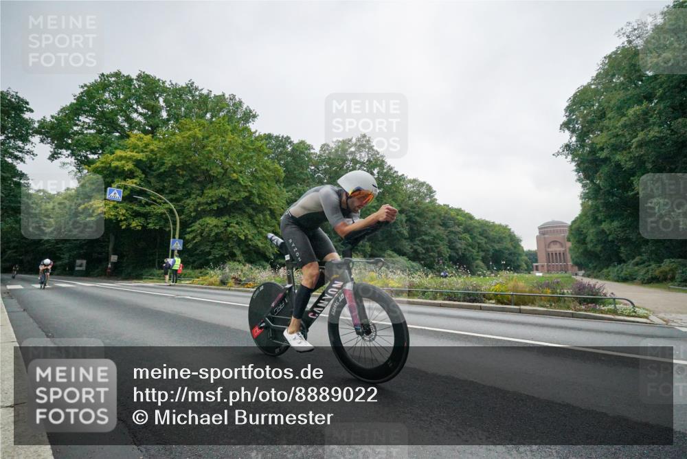 14.09.2025 - Stadtparktriathlon Michael Burmester http://msf.ph/oto/8889022 14.09.2025 09:01:49 Radfahren 304, 324, 358 meine-sportfotos.de