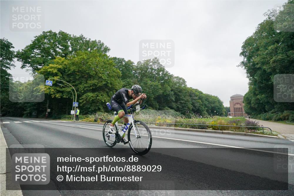 14.09.2025 - Stadtparktriathlon Michael Burmester http://msf.ph/oto/8889029 14.09.2025 09:02:08 Radfahren 301, 365, 373 meine-sportfotos.de