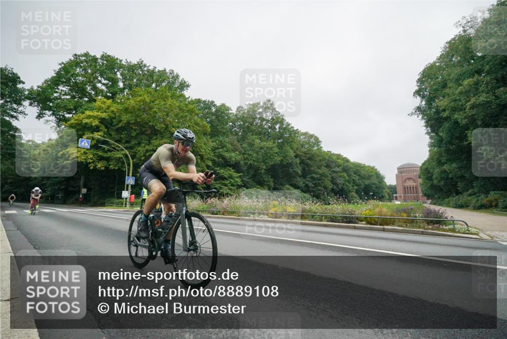 14.09.2025 - Stadtparktriathlon Michael Burmester http://msf.ph/oto/8889108 14.09.2025 09:04:22 Radfahren 303, 332, 338, 369, 372 meine-sportfotos.de