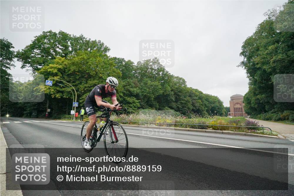 14.09.2025 - Stadtparktriathlon Michael Burmester http://msf.ph/oto/8889159 14.09.2025 09:05:47 Radfahren 317, 327, 330 meine-sportfotos.de