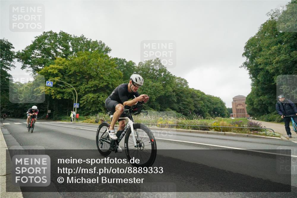 14.09.2025 - Stadtparktriathlon Michael Burmester http://msf.ph/oto/8889333 14.09.2025 09:10:37 Radfahren 303, 319, 325, 367, 369, 372, 395, 420 meine-sportfotos.de