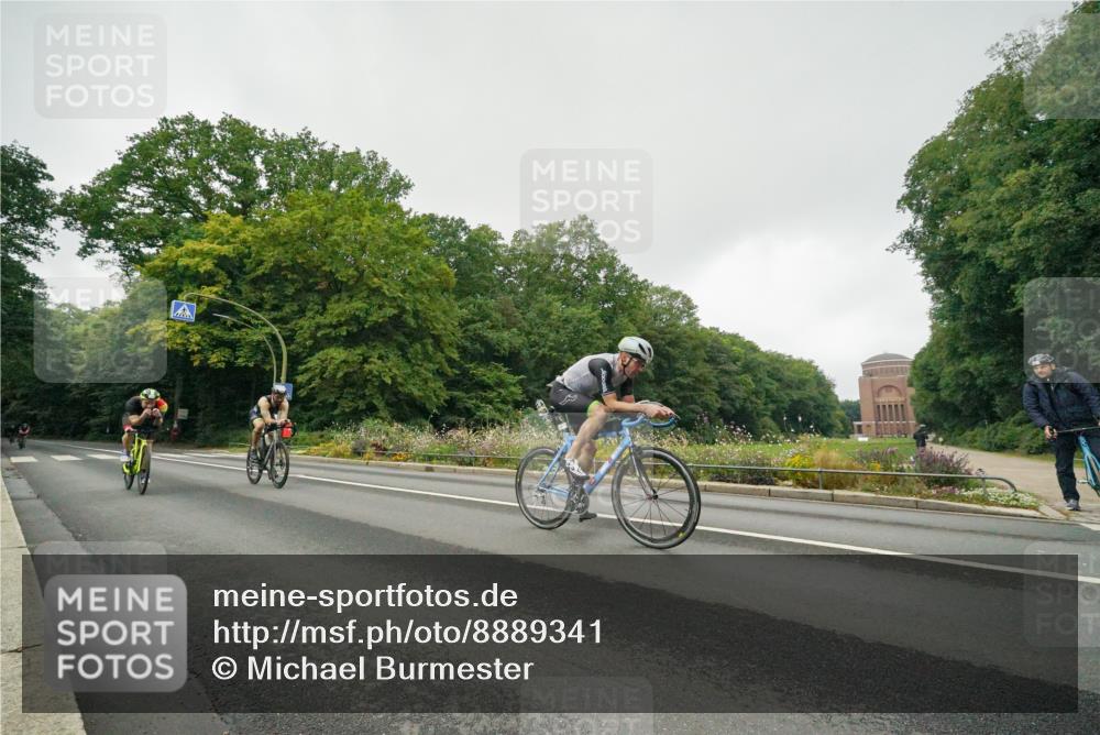 14.09.2025 - Stadtparktriathlon Michael Burmester http://msf.ph/oto/8889341 14.09.2025 09:10:44 Radfahren 319, 322, 367, 369, 382, 395, 421 meine-sportfotos.de