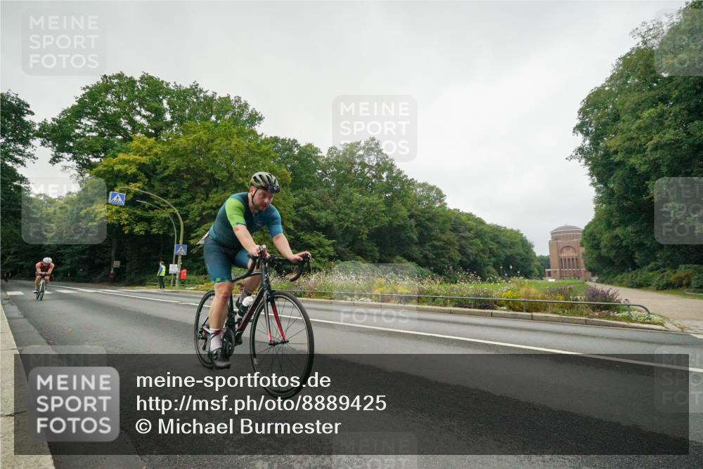 14.09.2025 - Stadtparktriathlon Michael Burmester http://msf.ph/oto/8889425 14.09.2025 09:12:48 Radfahren 320, 334, 356, 422 meine-sportfotos.de