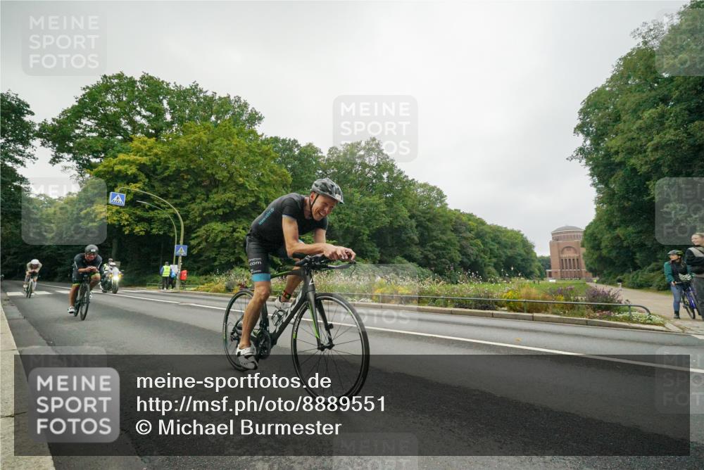 14.09.2025 - Stadtparktriathlon Michael Burmester http://msf.ph/oto/8889551 14.09.2025 09:16:13 Radfahren 311, 348, 406, 413, 414, 432, 484 meine-sportfotos.de