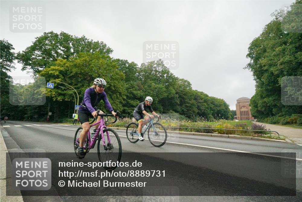 14.09.2025 - Stadtparktriathlon Michael Burmester http://msf.ph/oto/8889731 14.09.2025 09:19:37 Radfahren 324, 356, 382, 425, 477, 479, 492, 495, 497 meine-sportfotos.de