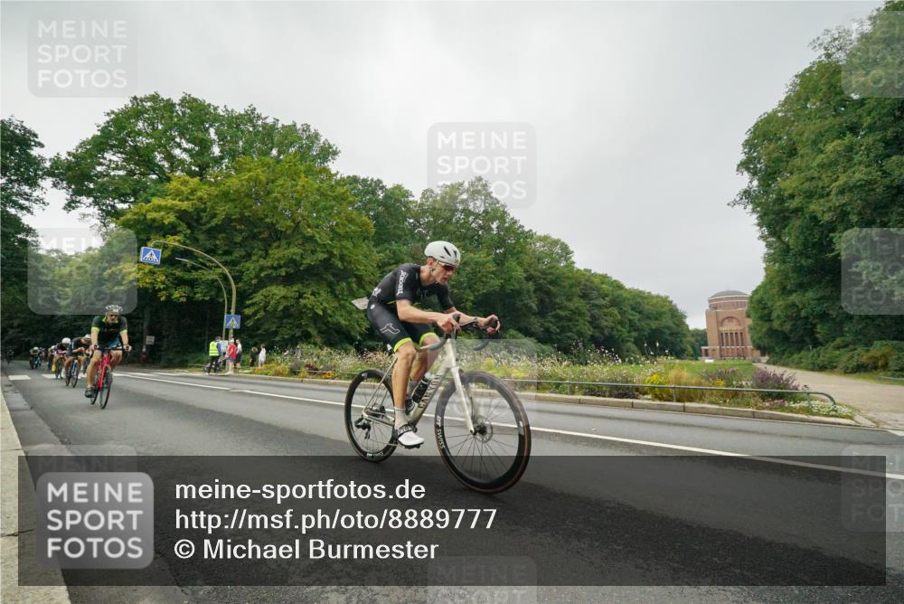 14.09.2025 - Stadtparktriathlon Michael Burmester http://msf.ph/oto/8889777 14.09.2025 09:20:32 Radfahren 301, 318, 326, 340, 345, 346, 347, 359, 363, 370, 371, 373, 377, 381, 389, 445, 448 meine-sportfotos.de