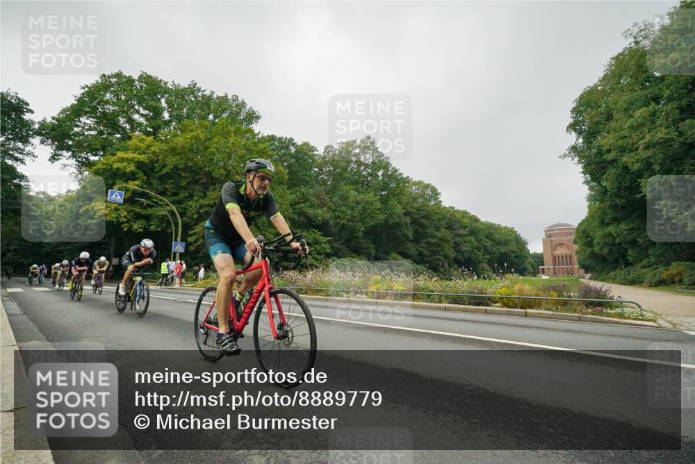 14.09.2025 - Stadtparktriathlon Michael Burmester http://msf.ph/oto/8889779 14.09.2025 09:20:32 Radfahren 301, 318, 326, 340, 345, 346, 347, 359, 363, 370, 371, 373, 377, 381, 389, 445, 448 meine-sportfotos.de