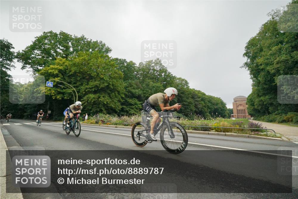 14.09.2025 - Stadtparktriathlon Michael Burmester http://msf.ph/oto/8889787 14.09.2025 09:20:35 Radfahren 301, 318, 326, 340, 345, 346, 347, 359, 363, 370, 373, 377, 381, 386, 389, 448 meine-sportfotos.de