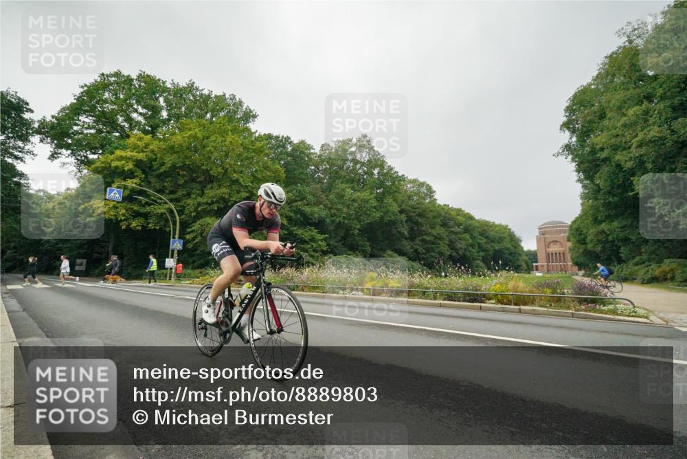 14.09.2025 - Stadtparktriathlon Michael Burmester http://msf.ph/oto/8889803 14.09.2025 09:20:48 Radfahren 327, 353 meine-sportfotos.de