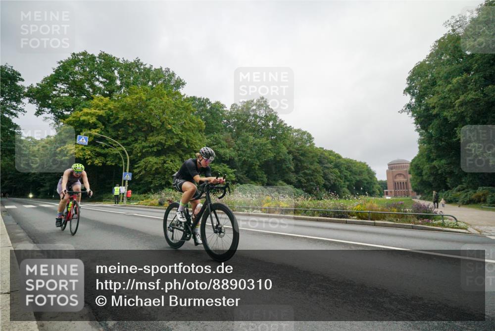 14.09.2025 - Stadtparktriathlon Michael Burmester http://msf.ph/oto/8890310 14.09.2025 09:35:40 Radfahren 410, 467, 487, 498 meine-sportfotos.de