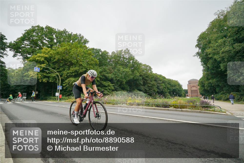 14.09.2025 - Stadtparktriathlon Michael Burmester http://msf.ph/oto/8890588 14.09.2025 09:54:27 Radfahren 548, 575, 660 meine-sportfotos.de