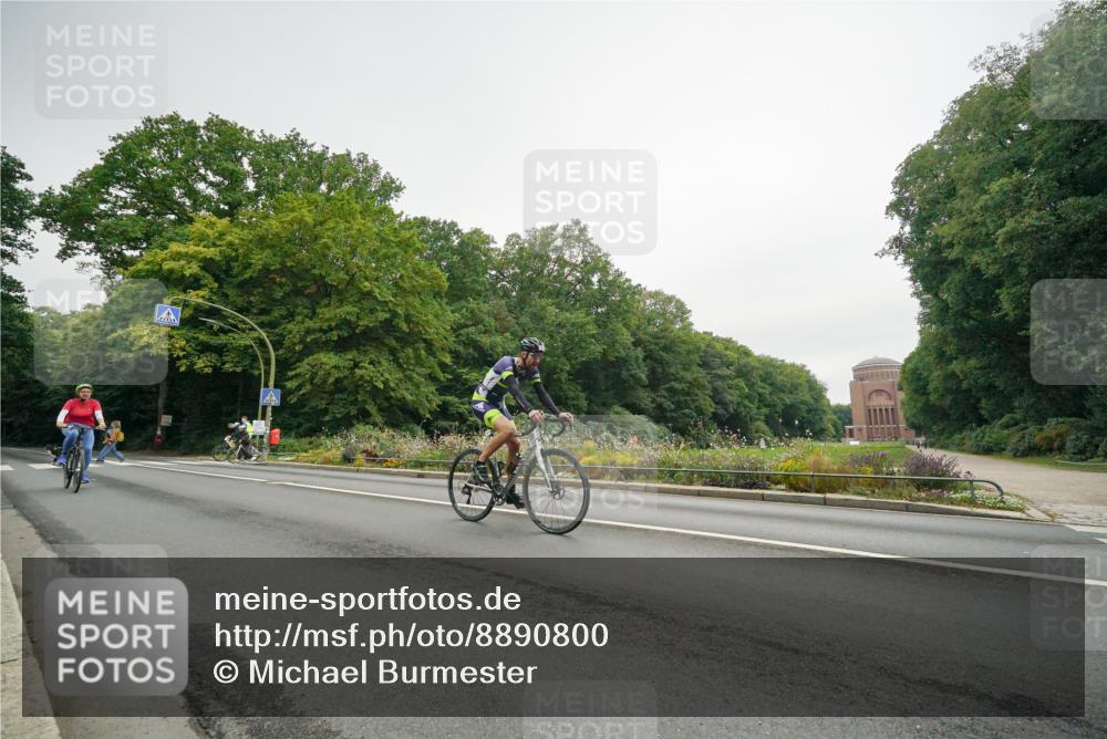 14.09.2025 - Stadtparktriathlon Michael Burmester http://msf.ph/oto/8890800 14.09.2025 10:06:20 Radfahren 590, 600, 601, 602 meine-sportfotos.de