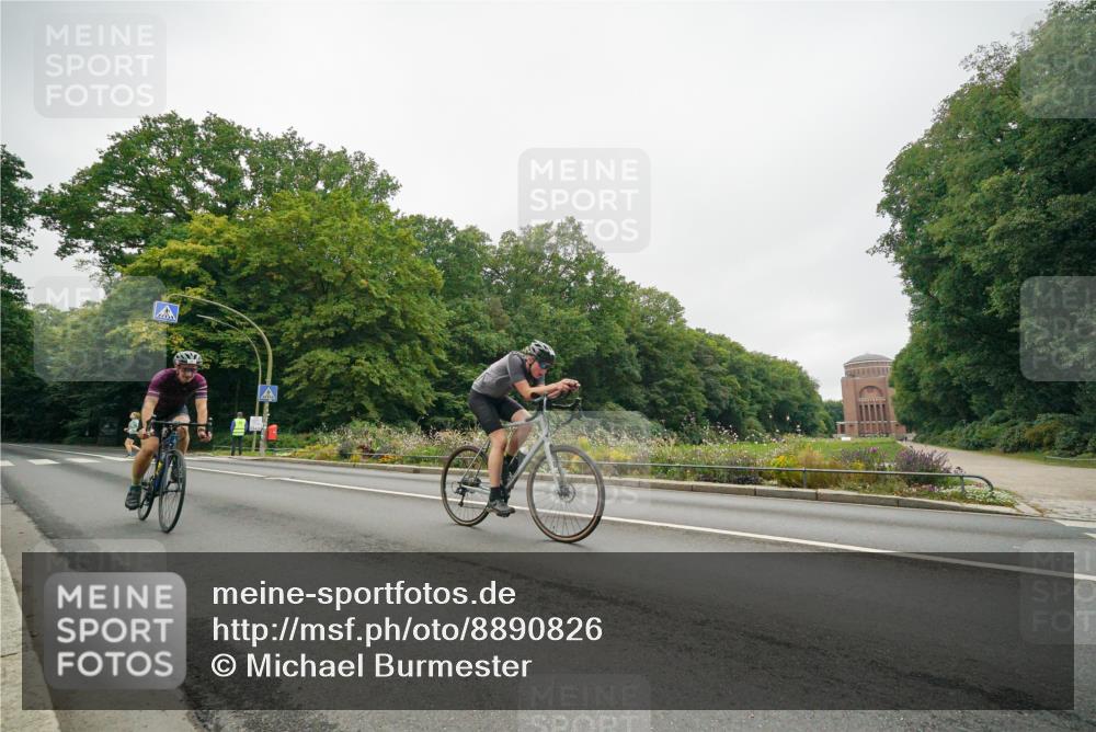 14.09.2025 - Stadtparktriathlon Michael Burmester http://msf.ph/oto/8890826 14.09.2025 10:08:11 Radfahren 575, 591 meine-sportfotos.de