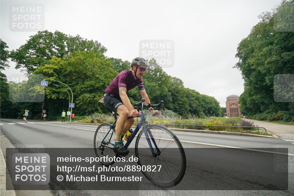 14.09.2025 - Stadtparktriathlon Michael Burmester http://msf.ph/oto/8890827 14.09.2025 10:08:12 Radfahren 575, 591 meine-sportfotos.de