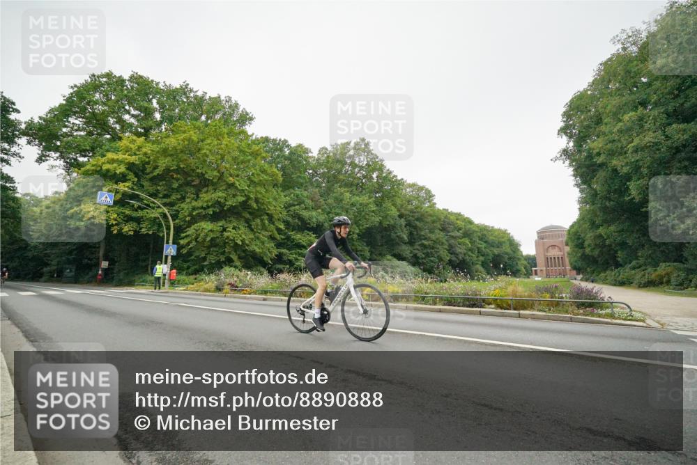14.09.2025 - Stadtparktriathlon Michael Burmester http://msf.ph/oto/8890888 14.09.2025 10:11:30 Radfahren 532, 565, 589, 596 meine-sportfotos.de