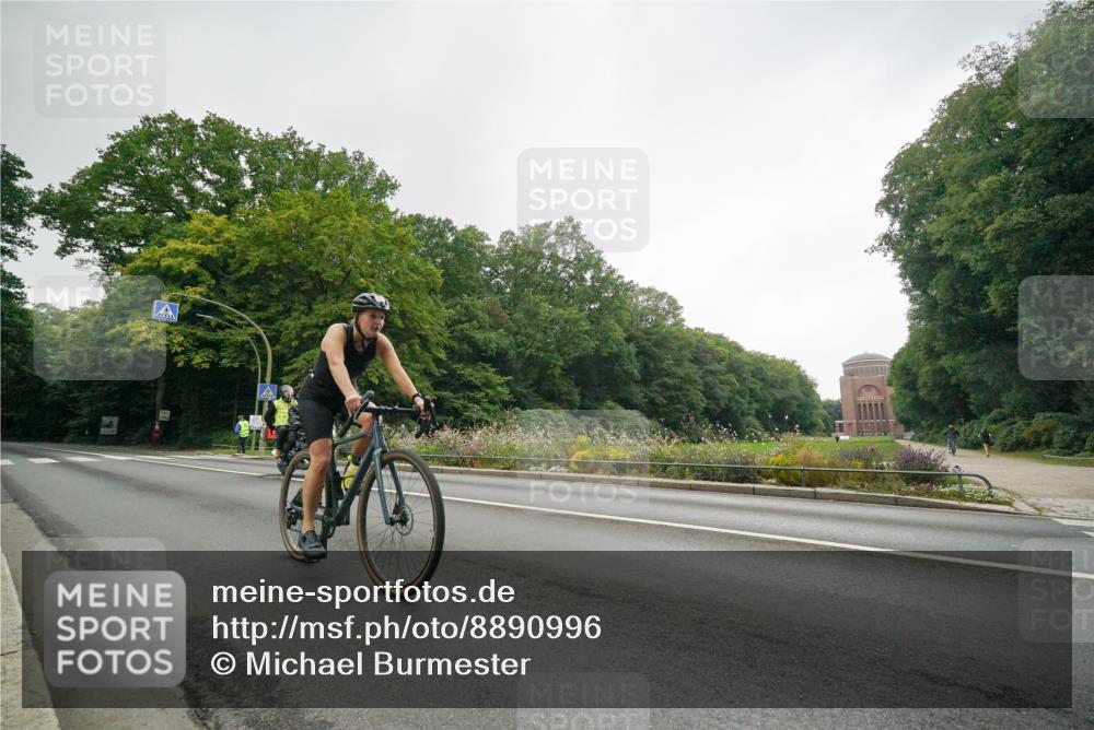 14.09.2025 - Stadtparktriathlon Michael Burmester http://msf.ph/oto/8890996 14.09.2025 10:17:11 Radfahren 525, 551, 630, 660 meine-sportfotos.de