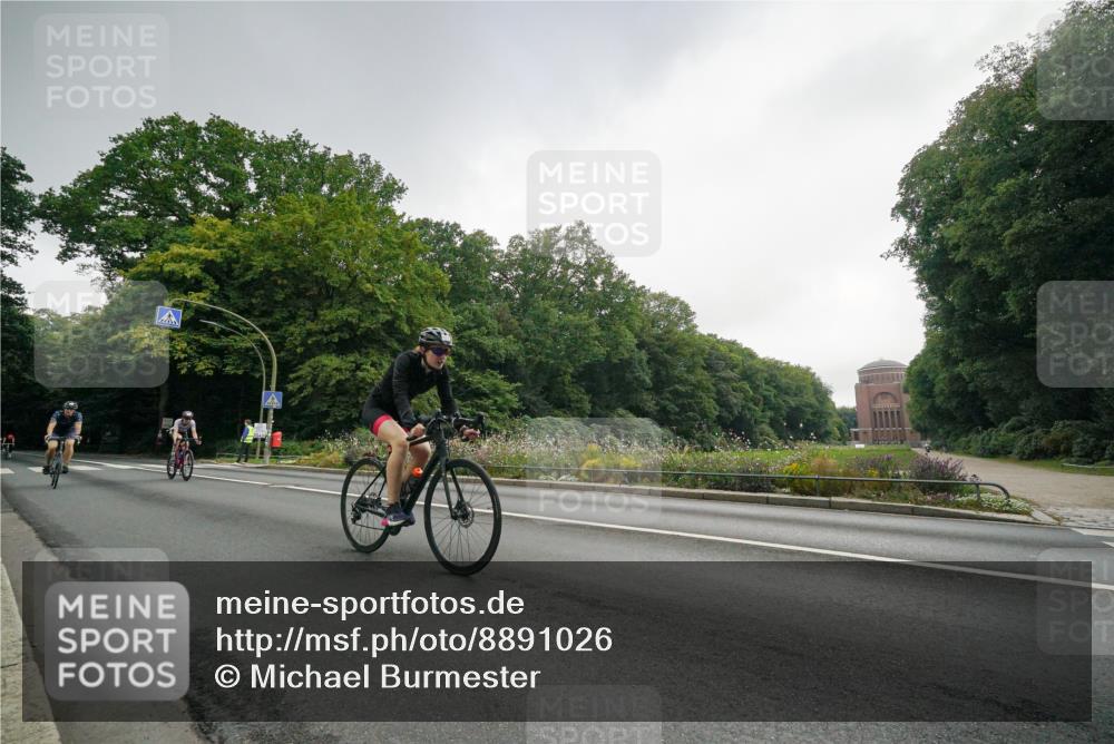 14.09.2025 - Stadtparktriathlon Michael Burmester http://msf.ph/oto/8891026 14.09.2025 10:19:08 Radfahren 530, 617, 651, 665, 693, 695 meine-sportfotos.de