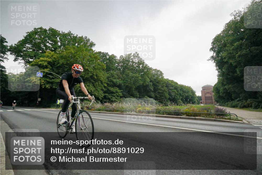 14.09.2025 - Stadtparktriathlon Michael Burmester http://msf.ph/oto/8891029 14.09.2025 10:19:13 Radfahren 530, 581, 651, 665, 693, 695 meine-sportfotos.de