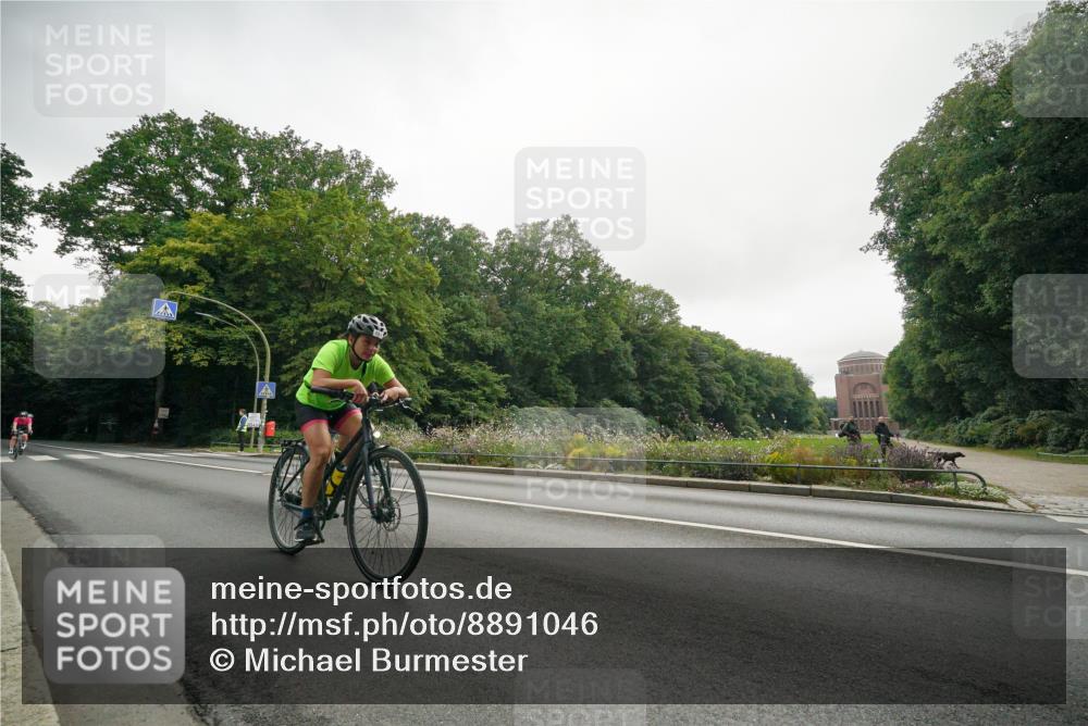 14.09.2025 - Stadtparktriathlon Michael Burmester http://msf.ph/oto/8891046 14.09.2025 10:20:08 Radfahren 539, 592, 611, 632, 661, 677, 687 meine-sportfotos.de