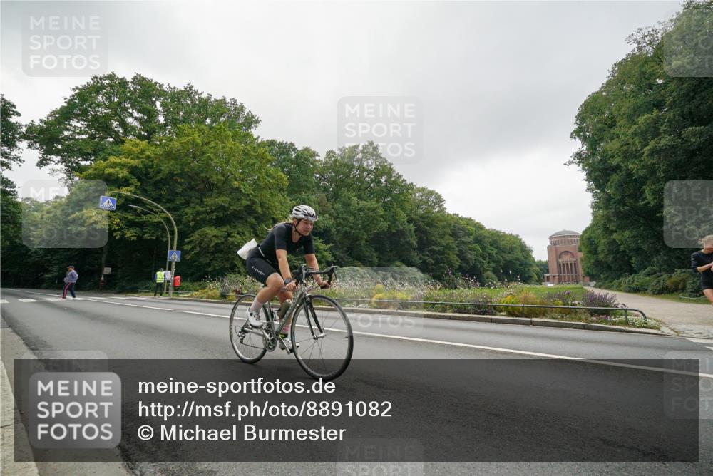 14.09.2025 - Stadtparktriathlon Michael Burmester http://msf.ph/oto/8891082 14.09.2025 10:21:19 Radfahren 524, 566, 648 meine-sportfotos.de