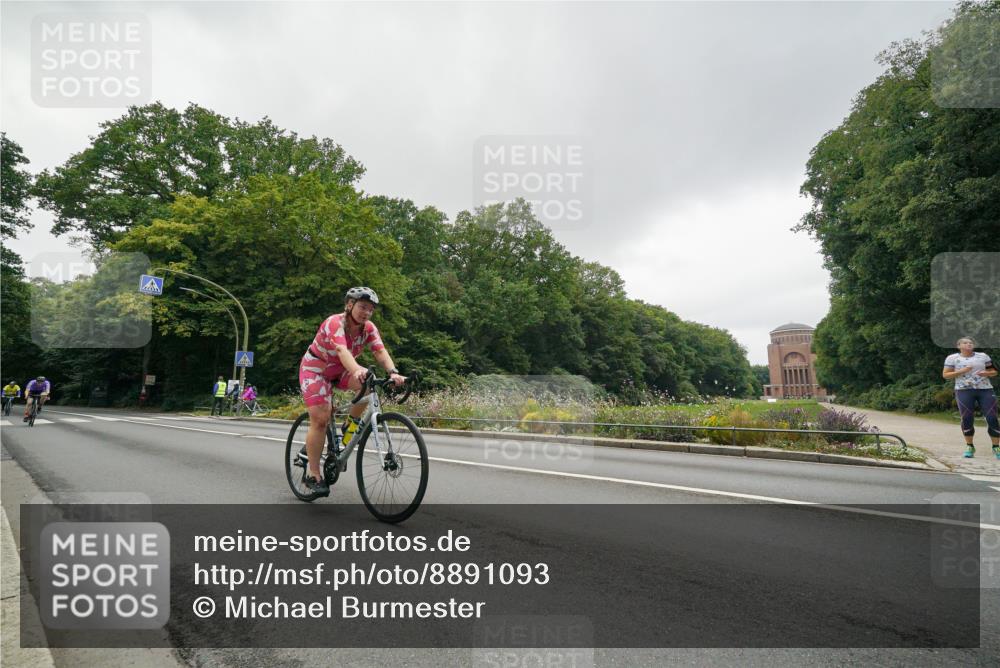 14.09.2025 - Stadtparktriathlon Michael Burmester http://msf.ph/oto/8891093 14.09.2025 10:21:40 Radfahren 528, 531, 562, 570, 657, 691 meine-sportfotos.de