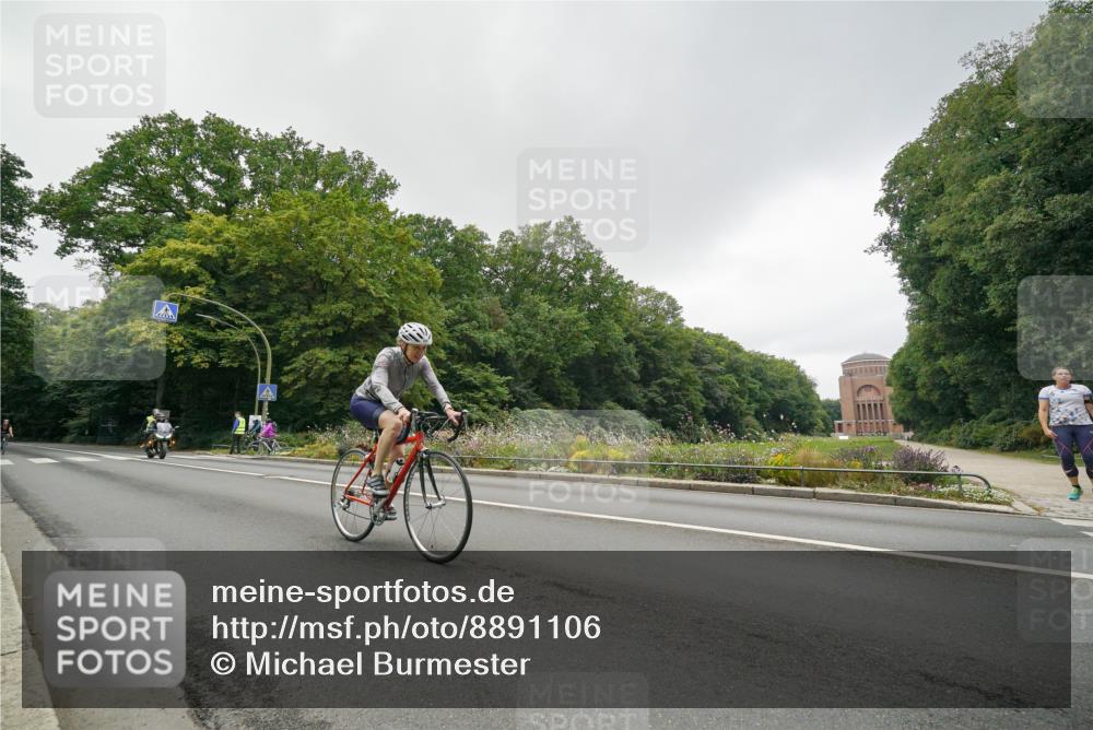 14.09.2025 - Stadtparktriathlon Michael Burmester http://msf.ph/oto/8891106 14.09.2025 10:22:01 Radfahren 527, 699, 712 meine-sportfotos.de