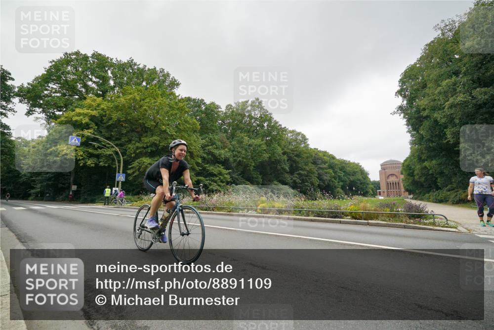 14.09.2025 - Stadtparktriathlon Michael Burmester http://msf.ph/oto/8891109 14.09.2025 10:22:05 Radfahren 522, 527, 699, 717 meine-sportfotos.de