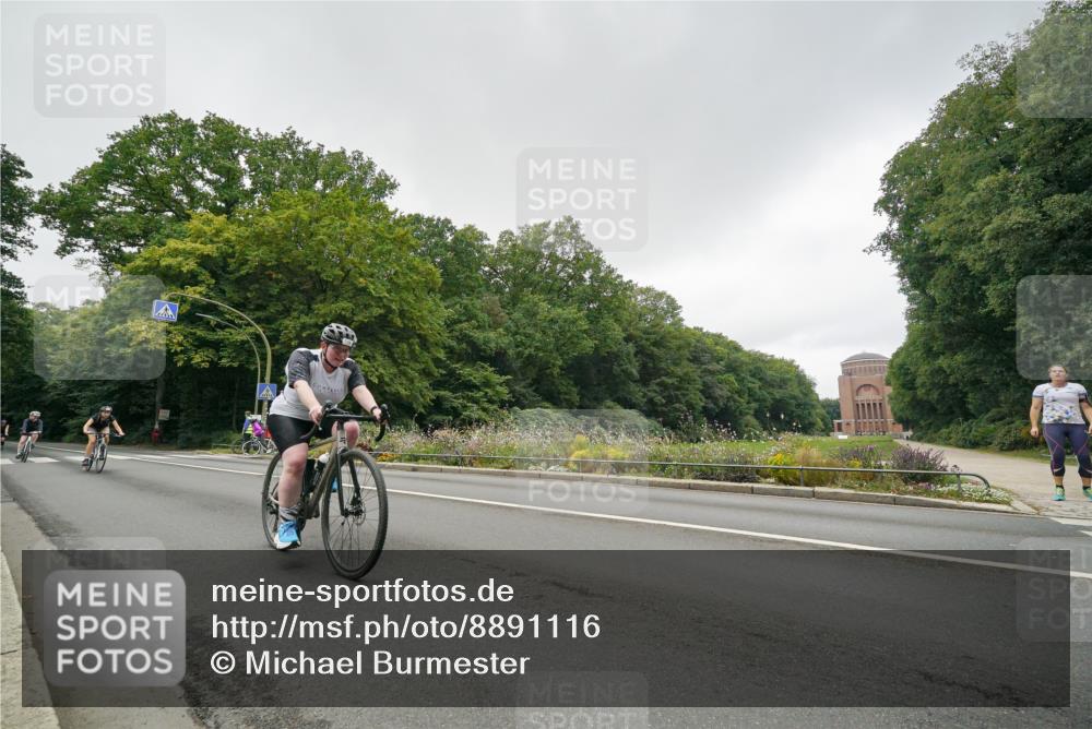 14.09.2025 - Stadtparktriathlon Michael Burmester http://msf.ph/oto/8891116 14.09.2025 10:22:22 Radfahren 546, 578, 700, 704, 708 meine-sportfotos.de