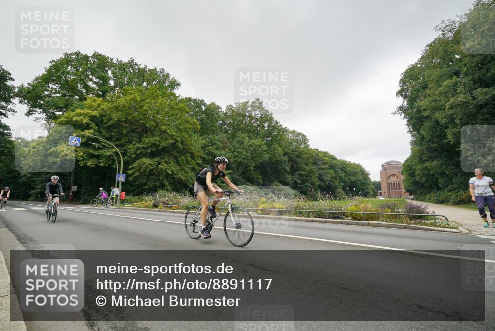 14.09.2025 - Stadtparktriathlon Michael Burmester http://msf.ph/oto/8891117 14.09.2025 10:22:24 Radfahren 546, 700, 704, 708 meine-sportfotos.de