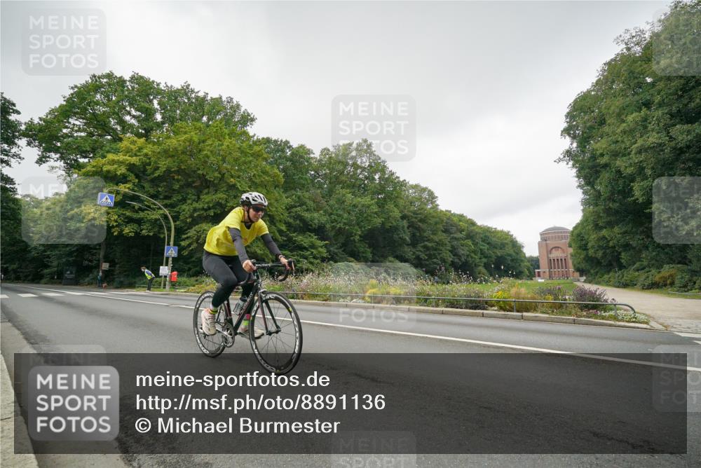 14.09.2025 - Stadtparktriathlon Michael Burmester http://msf.ph/oto/8891136 14.09.2025 10:23:05 Radfahren 556, 604, 650, 654 meine-sportfotos.de