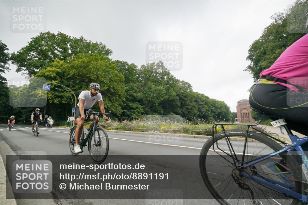 14.09.2025 - Stadtparktriathlon Michael Burmester http://msf.ph/oto/8891191 14.09.2025 10:25:16 Radfahren 571, 576, 660, 671 meine-sportfotos.de