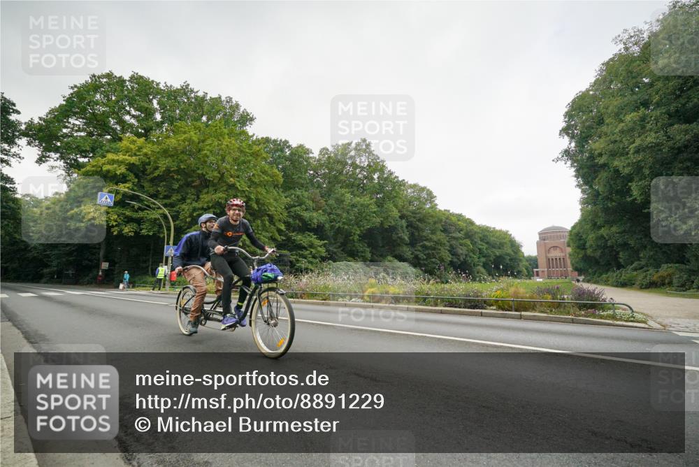 14.09.2025 - Stadtparktriathlon Michael Burmester http://msf.ph/oto/8891229 14.09.2025 10:26:41 Radfahren 561, 588, 606, 641, 659, 692 meine-sportfotos.de