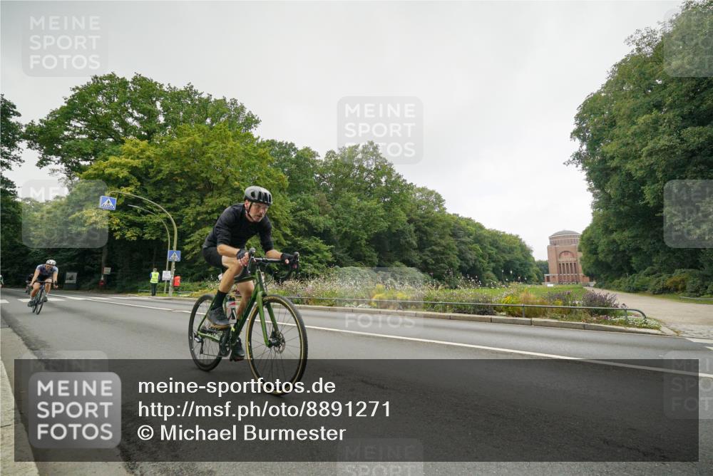 14.09.2025 - Stadtparktriathlon Michael Burmester http://msf.ph/oto/8891271 14.09.2025 10:28:48 Radfahren 592, 611, 619, 632, 720 meine-sportfotos.de