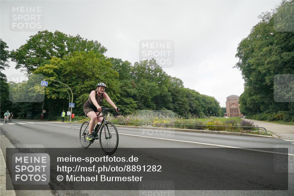 14.09.2025 - Stadtparktriathlon Michael Burmester http://msf.ph/oto/8891282 14.09.2025 10:29:05 Radfahren 532, 565, 581, 655, 688, 702, 721 meine-sportfotos.de