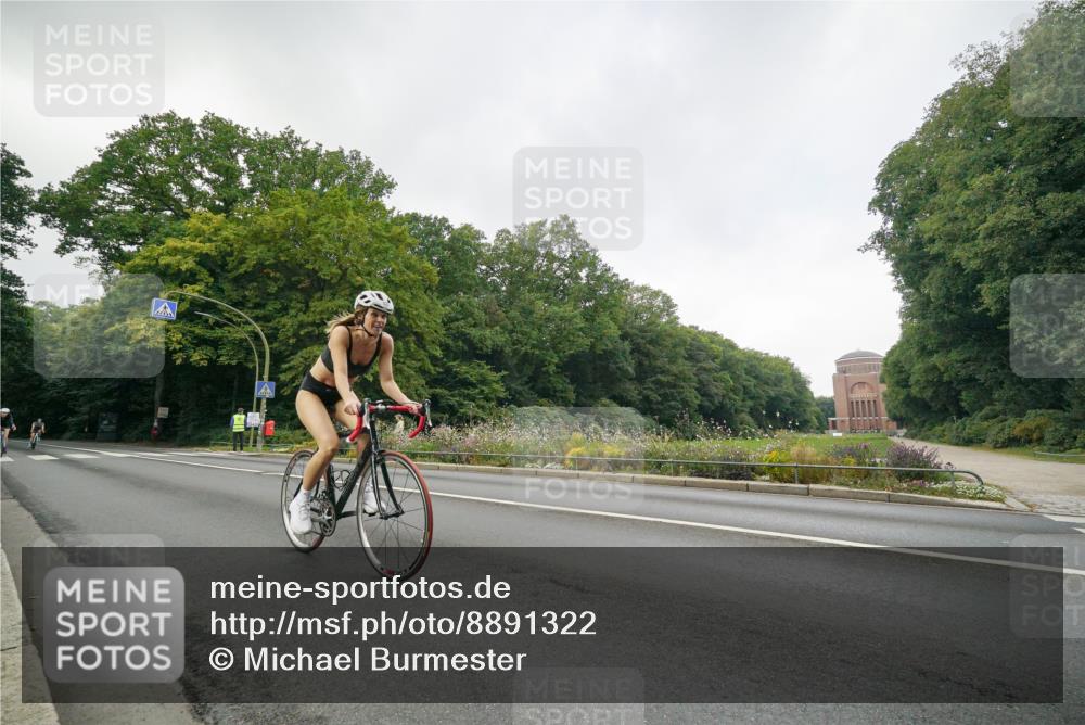 14.09.2025 - Stadtparktriathlon Michael Burmester http://msf.ph/oto/8891322 14.09.2025 10:30:56 Radfahren 521, 522, 533, 624, 712 meine-sportfotos.de