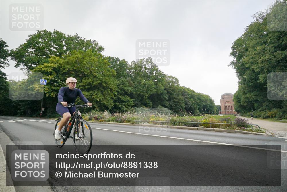 14.09.2025 - Stadtparktriathlon Michael Burmester http://msf.ph/oto/8891338 14.09.2025 10:31:33 Radfahren 628 meine-sportfotos.de