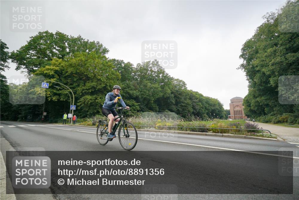 14.09.2025 - Stadtparktriathlon Michael Burmester http://msf.ph/oto/8891356 14.09.2025 10:32:34 Radfahren 698 meine-sportfotos.de