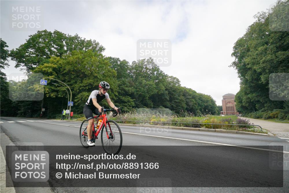 14.09.2025 - Stadtparktriathlon Michael Burmester http://msf.ph/oto/8891366 14.09.2025 10:33:28 Radfahren 662 meine-sportfotos.de