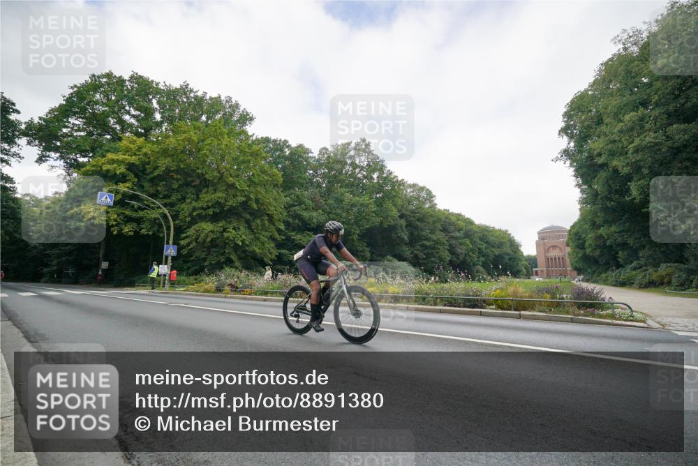 14.09.2025 - Stadtparktriathlon Michael Burmester http://msf.ph/oto/8891380 14.09.2025 10:34:22 Radfahren 692 meine-sportfotos.de