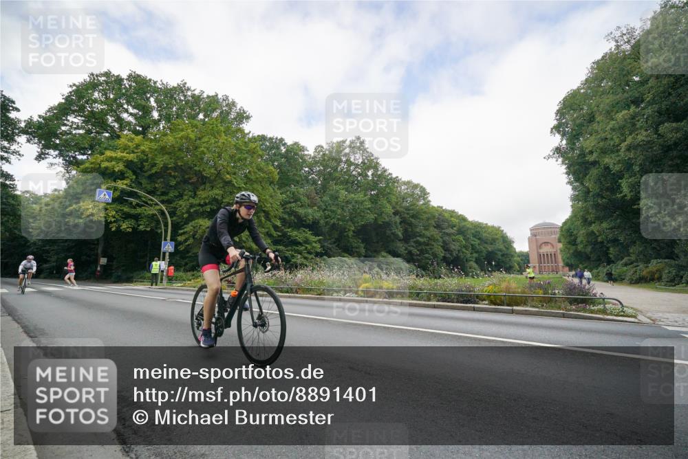 14.09.2025 - Stadtparktriathlon Michael Burmester http://msf.ph/oto/8891401 14.09.2025 10:35:35 Radfahren 651, 718 meine-sportfotos.de