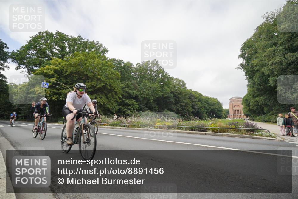 14.09.2025 - Stadtparktriathlon Michael Burmester http://msf.ph/oto/8891456 14.09.2025 10:37:33 Radfahren 535, 632, 685, 688, 702, 727, 743, 753 meine-sportfotos.de