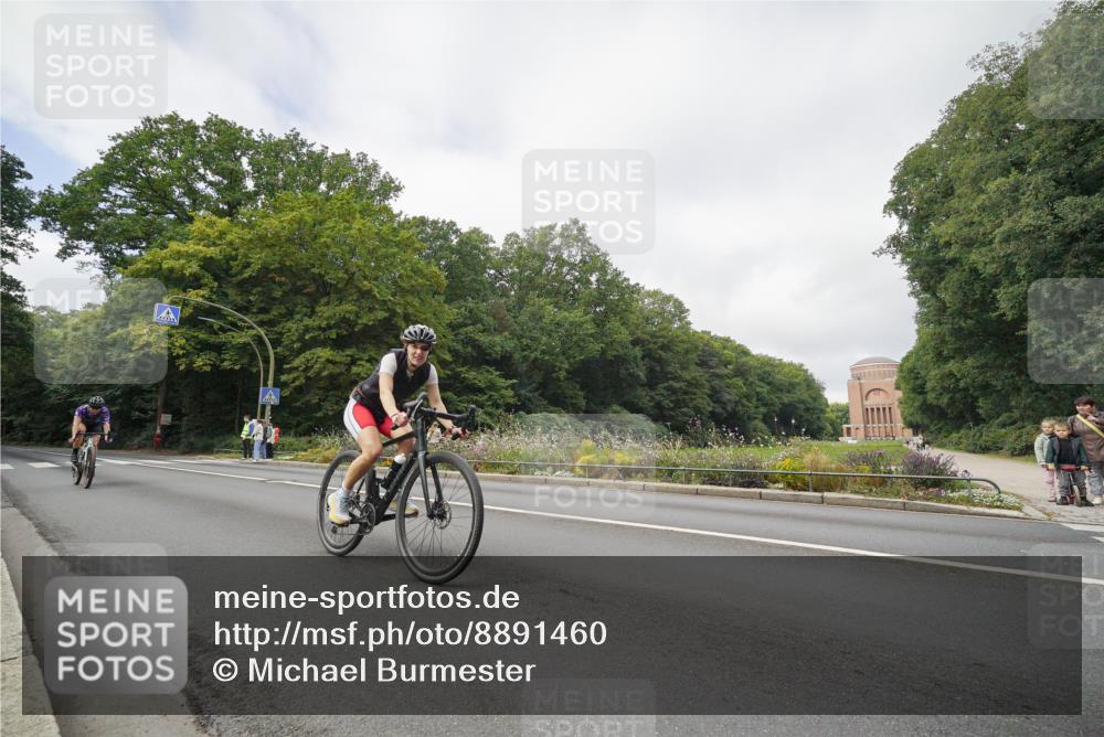 14.09.2025 - Stadtparktriathlon Michael Burmester http://msf.ph/oto/8891460 14.09.2025 10:37:43 Radfahren 639, 648 meine-sportfotos.de