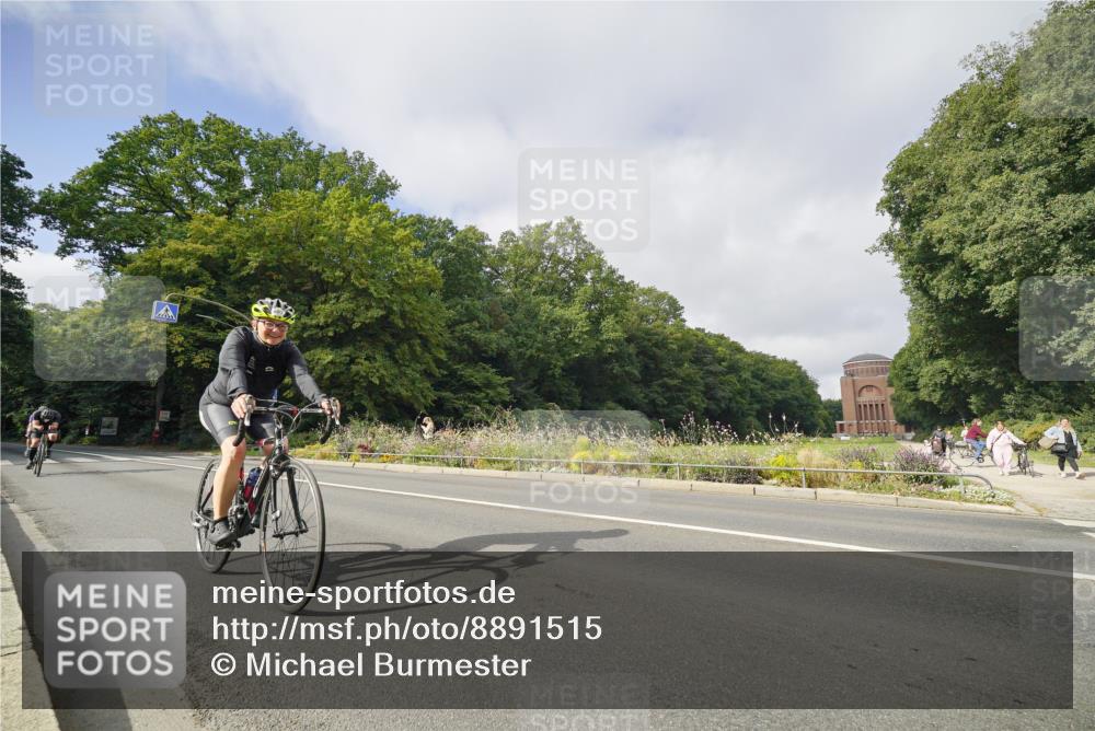 14.09.2025 - Stadtparktriathlon Michael Burmester http://msf.ph/oto/8891515 14.09.2025 10:39:11 Radfahren 636, 697, 732, 786, 801 meine-sportfotos.de