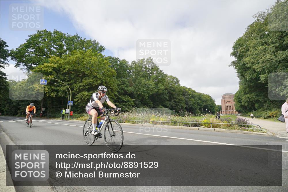 14.09.2025 - Stadtparktriathlon Michael Burmester http://msf.ph/oto/8891529 14.09.2025 10:39:24 Radfahren 515, 637, 758, 801, 815 meine-sportfotos.de