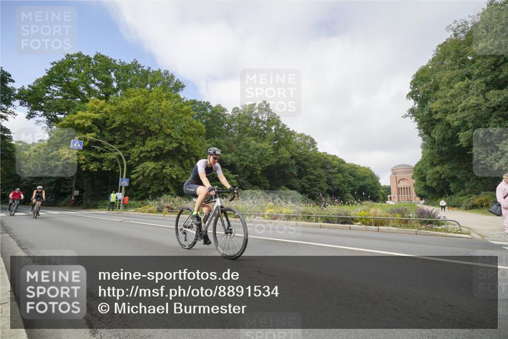 14.09.2025 - Stadtparktriathlon Michael Burmester http://msf.ph/oto/8891534 14.09.2025 10:39:33 Radfahren 598, 643, 650, 815 meine-sportfotos.de