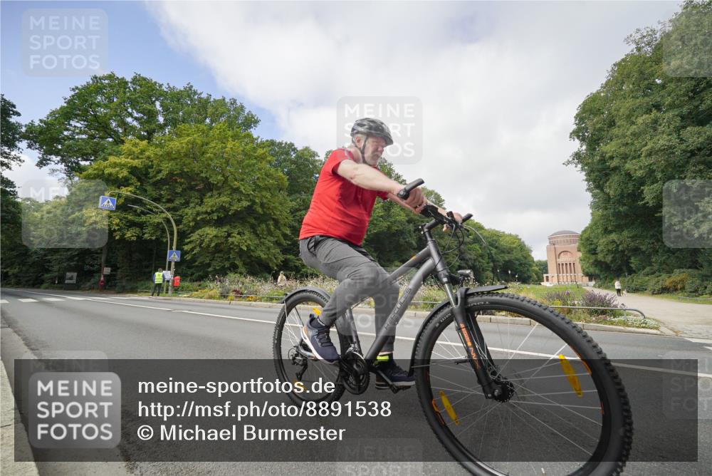 14.09.2025 - Stadtparktriathlon Michael Burmester http://msf.ph/oto/8891538 14.09.2025 10:39:37 Radfahren 598, 643, 650 meine-sportfotos.de