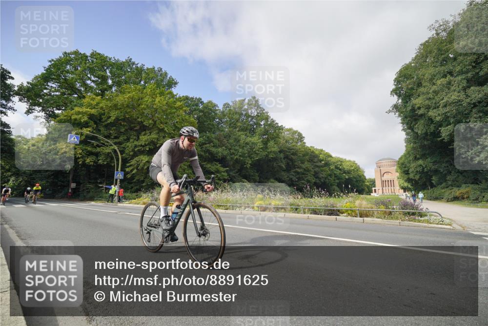 14.09.2025 - Stadtparktriathlon Michael Burmester http://msf.ph/oto/8891625 14.09.2025 10:40:58 Radfahren 662, 665, 695, 701, 729, 762, 781, 787, 802, 821 meine-sportfotos.de
