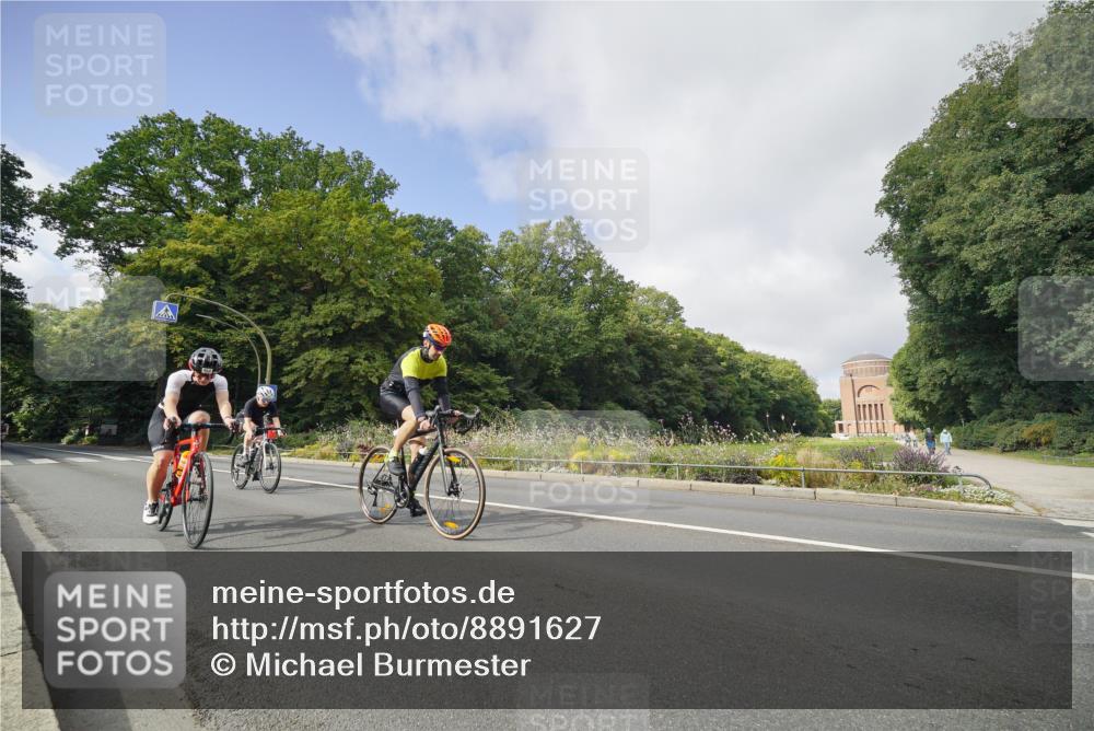 14.09.2025 - Stadtparktriathlon Michael Burmester http://msf.ph/oto/8891627 14.09.2025 10:41:00 Radfahren 662, 665, 695, 701, 729, 762, 781, 802 meine-sportfotos.de