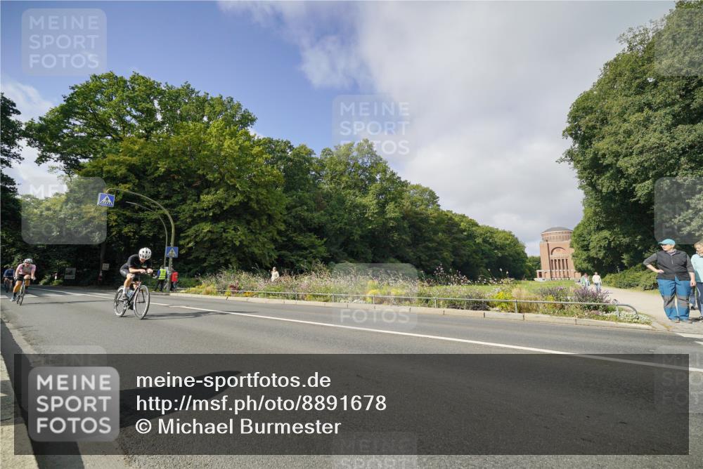 14.09.2025 - Stadtparktriathlon Michael Burmester http://msf.ph/oto/8891678 14.09.2025 10:41:30 Radfahren 654, 674, 681, 698, 728, 744, 749, 793 meine-sportfotos.de
